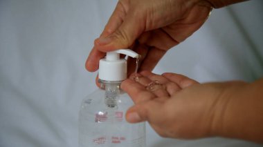 Salvador, Bahia / Brezilya - 6 Mayıs 2020: Corona Virüsü 'ne karşı korumak için alkol jeli el hijyeni kullandığı görüldü. * * * Yerel altyazı * *
