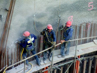 Salvador, Bahia / Brezilya - 19 Nisan 2006: işçiler Salvador şehrindeki metro hattının ikinci hattında çalışırken görüldü..