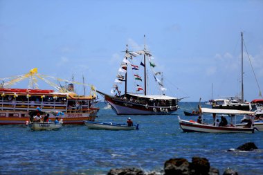 Salvador, Bahia / Brezilya - 1 Ocak 2016: Galeota Gratidao do Povo 'daki Bom Jesus dos Navegantes' in görüntüsünü takiben Baa de Todos os Santos denizcilik alayında gemiler görüldü..