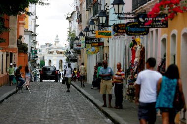 Salvador, Bahia / Brezilya - 17 Nisan 2015: Salvador şehrinin tarihi merkezi Pelourinho 'da turistler görüldü
