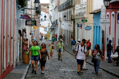 Salvador, Bahia / Brezilya - 17 Nisan 2015: Salvador şehrinin tarihi merkezi Pelourinho 'da turistler görüldü
