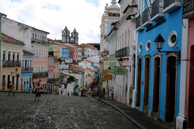 Salvador, Bahia / Brezilya - 17 Nisan 2015: Salvador şehrinin tarihi merkezi Pelourinho 'da turistler görüldü