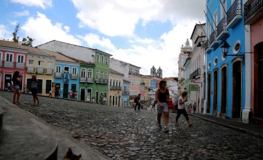 Salvador, Bahia / Brezilya - 17 Nisan 2015: Salvador şehrinin tarihi merkezi Pelourinho 'da turistler görüldü