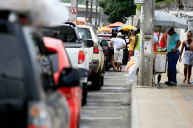 Salvador, Bahia / Brezilya - 29 Aralık 2016: Ilha de Itaparica 'ya gitmek üzere feribota binmek üzere Maritimo de Sao Joaquim de Salvador Terminali' ndeki araçların kuyruğu