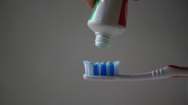 Salvador, Bahia / Brezilya - 13 Mayıs 2020: diş macunu Salvador şehrinde diş fırçasıyla görüldü.