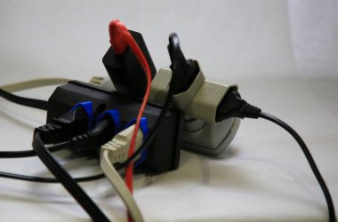 Salvador, Bahia / Brezilya - 19 Mayıs 2020: prizler bir güç şeridine bağlanarak aşırı elektrik yüklenmesi oluşturur.