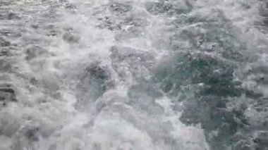vera cruz, bahia / Brazil - 22 Ağustos 2018: Vera Cruz adasından Salvador şehrine mızrak geçişi sırasında Baia de Todos os Santos 'tan gelen su hareketi.