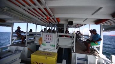 Vera Cruz adasındaki Salvador şehrinden Baa de Todos os Santos 'a giden yolcular 22 Ağustos 2018' de bir lanha üzerinde görüldüler..