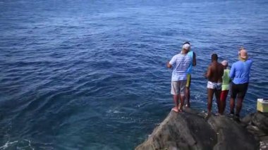 Salvador, Bahia / Brezilya - 9 Aralık 2019: Salvador 'daki Barra sahilinde balıkçılar balık tutarken görüldü..