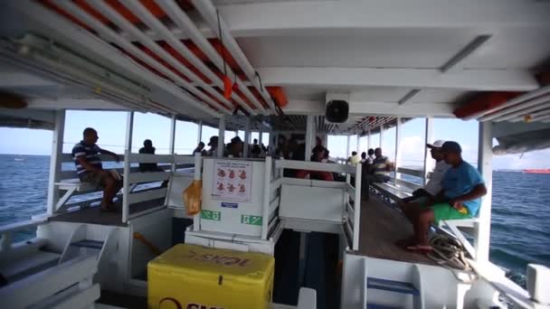 2018年8月22日 サルバドール市からヴェラ クルス島までのバア トストス サントス横断中にランハに乗客が乗っています — ストック動画