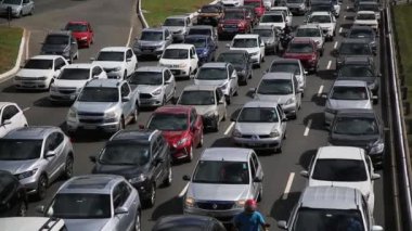 Salvador, Bahia / Brezilya - 18 Aralık 2019: Salvador şehrinde sabahın erken saatlerinde trafik sıkışıklığı sırasında araçlar görülmektedir..