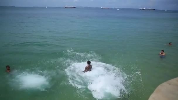 Salvador Bahia Brasil Janeiro 2020 Pessoas Estão Pulando Nadando Praia — Vídeo de Stock