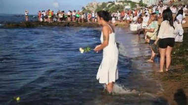 Salvador, Bahia / Brezilya - 2 Şubat 2020: Candomble taraftarları ve destekçileri Iemanja 'yı Salvador' un Rio Vermelho semtindeki balıkçı kolonisindeki bir partide selamlıyorlar..