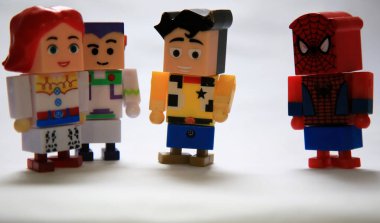 Salvador, Bahia / Brezilya - 20 Mayıs 2020: Jessie, Buzz Işıkyılı ve Oyuncak Hikayesi ve Örümcek Adam çizgi filmindeki Şerif Woody karakteri, 3D yazıcıdan yapıldı.