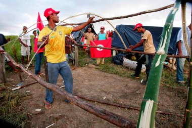 Itamaraju, Bahia / Brezilya - 26 Nisan 2010: Kırsal işçiler, Landless Movement - MST - Itamaraju kırsalında bir çiftliği işgal ediyorlar.