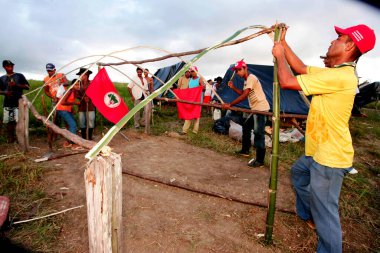 Itamaraju, Bahia / Brezilya - 26 Nisan 2010: Kırsal işçiler, Landless Movement - MST - Itamaraju kırsalında bir çiftliği işgal ediyorlar.