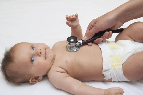 Mano Mujer Escucha Bebé Por Fonendoscopio Estetoscopio Pediatra Examinando — Foto de Stock