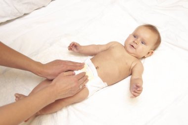 Bebek bezi değiştirme.