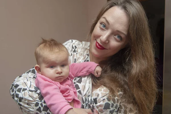 Retrato Uma Jovem Mulher Feliz Com Bebê Infantil — Fotografia de Stock