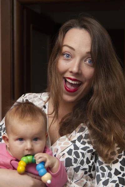 Retrato Uma Jovem Mulher Feliz Com Bebê Infantil — Fotografia de Stock