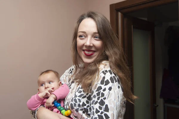 Retrato Uma Jovem Mulher Feliz Com Bebê Infantil — Fotografia de Stock