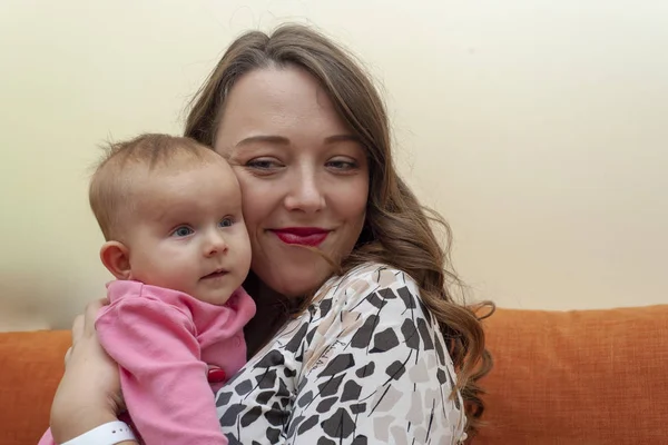 Retrato Uma Jovem Mulher Feliz Com Bebê Infantil — Fotografia de Stock