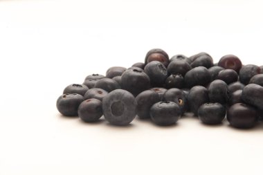 Beyaz arkaplanda yabanmersini, ön manzara, sığ alan derinliği