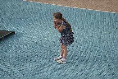 Bir kız öksürüyor.