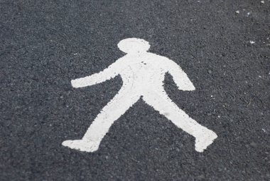 Yerde yayalar belirdi.