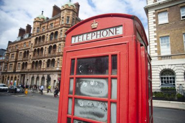 Londra kırmızı telefon kulübesi..