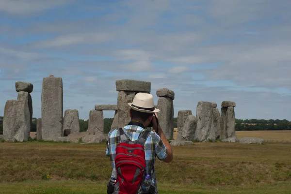 Été Stonehenge Avec Ciel Dramatique Avec Touriste — Photo