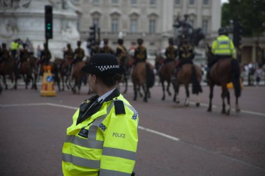 Londra polisi, arka planda at polisi..