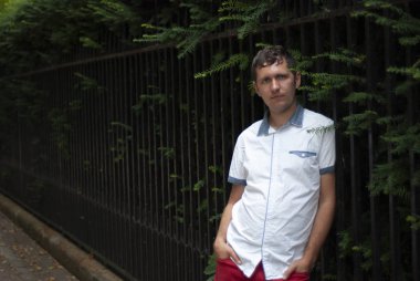 Beyaz gömlekli bir adam.