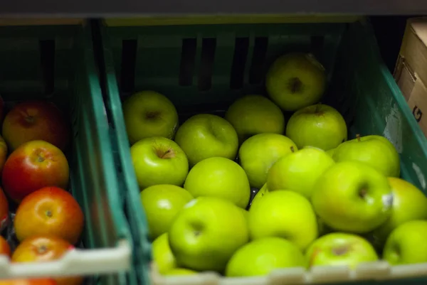 Manzanas Supermercado Una Tienda Una Caja Verde Con Manzanas — Foto de Stock