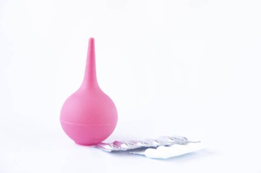 Beyaz arka planda fitil ve lavman tıkanıklığı. Sindirim, kabızlık, ishal kavramı..