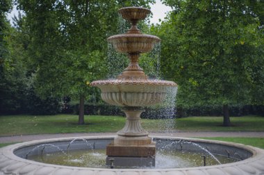 Parkta güzel bir çeşme var..