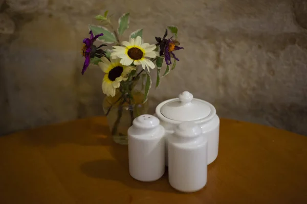 Masada Çiçekler Beyaz Tabaklar Var — Stok fotoğraf