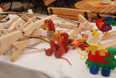 Satılık el yapımı ahşap oyuncaklar.