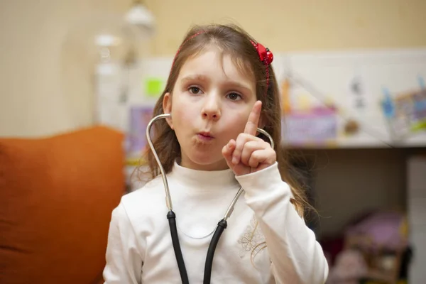 这个小女孩像个医生似的思考着诊断问题 — 图库照片