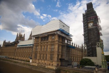 Westminster Sarayı ve Big Ben restorasyonda. Şehir manzarası. Bulutlu bir gün, yağmurlu bir hava. Londra, Uk.
