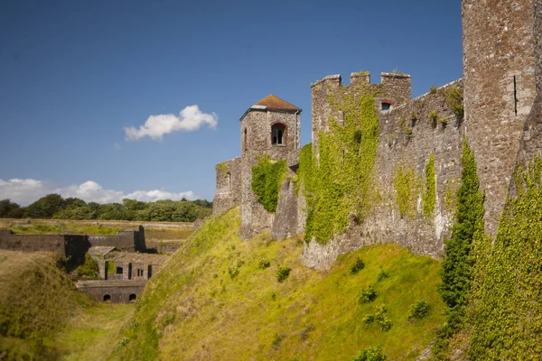 Старый Каменный Замок Заросший Зеленью Фоне Голубого Неба — стоковое фото