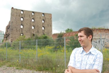 Genç adam ve yaşlı tarihi bina..