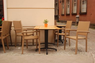 Sandalyeler, masa, sokak kahvesi..