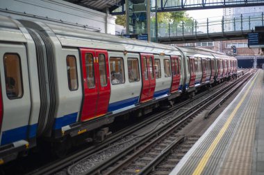 Londra - Birleşik Krallık - 21 Temmuz 2018 Londra yeraltı treni.
