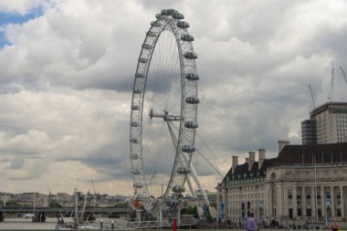 Şehir manzarası. Bulutlu bir gün, yağmurlu bir hava. London Eye, Uk.