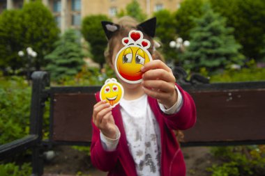 Chernivtsi - Ukrayna - 25 Mayıs 2019 Gülümseyen küçük kız.