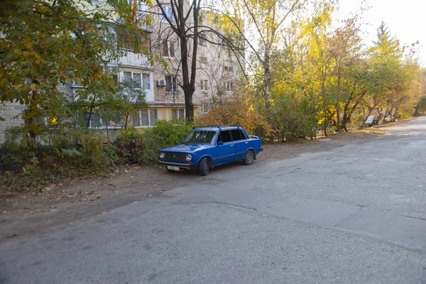 Chernivtsi Ukrayna Ekim 2018 Sonbahar Caddesinde Mavi Eski Bir Araba — Stok fotoğraf