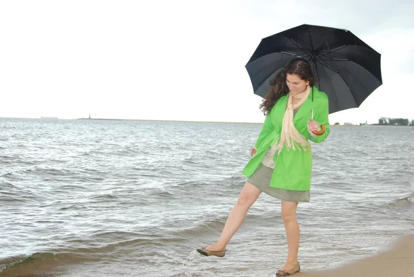 재킷을 수평선에 우산을 바다의 — 스톡 사진