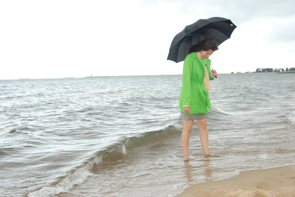 Dívka Jasně Zeleném Saku Černým Deštníkem Pláži Obzoru Chladné Počasí — Stock fotografie