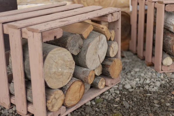 Sporo Kłód Drewnianym Pudełku Dekoracje Drewna — Zdjęcie stockowe